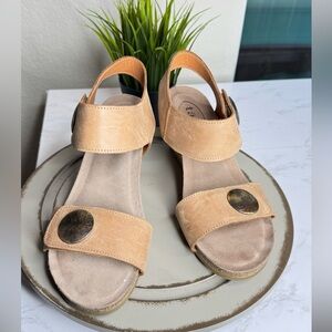 Taos Carousel 3 Wedge Sandal Women’s US 8 Tan Suede Leather Adjustable‎ Strap